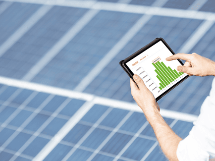 Beispielbild, das die Steuerung einer großen PV-Anlage über eine App die auf dem Tablet läuft darstellt