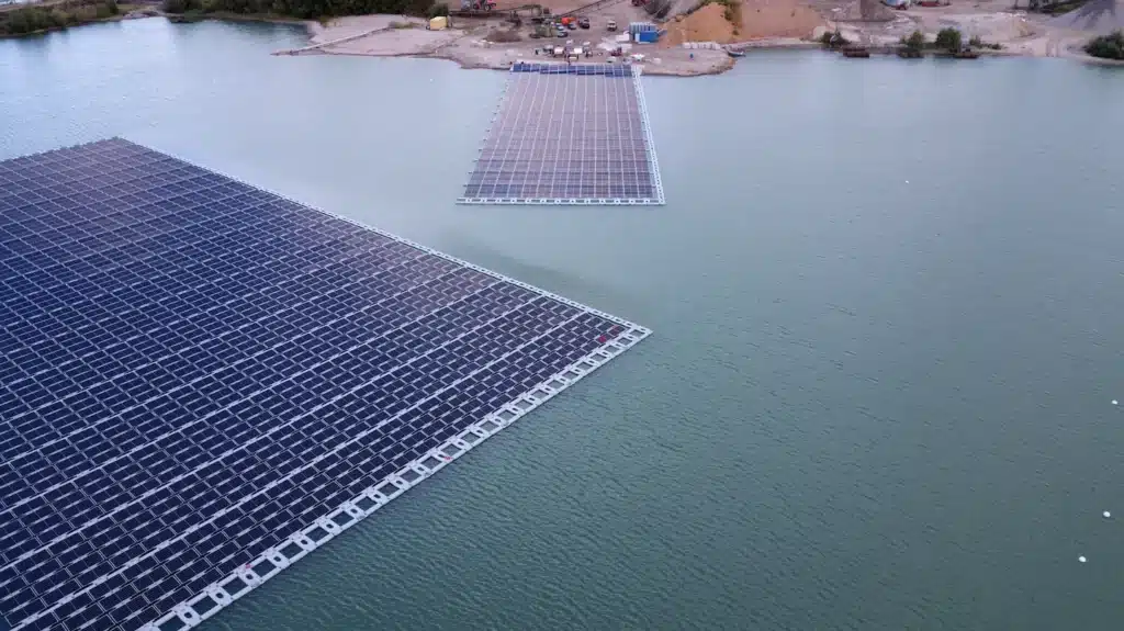 schwimmende Photovoltaik-Anlage auf dem Baggersee eines Kieswerks in Leimersheim.