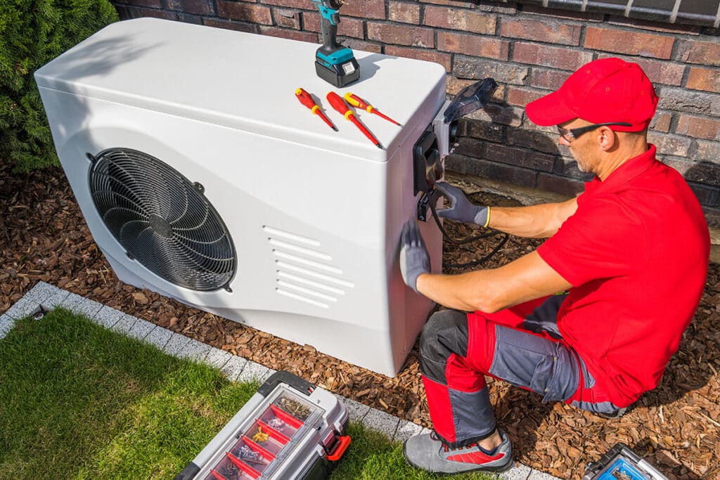 Installation der Außenanlage einer Wärmepumpe durch einen Installateur