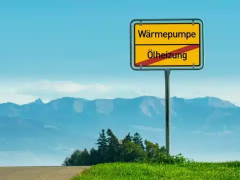 Grafik mit Schild (Wärmepumpe und Ölheizung)