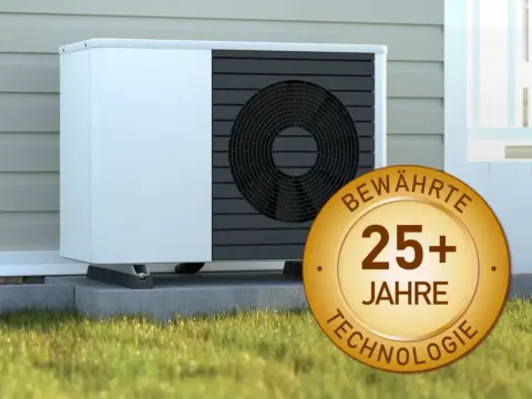 Wärmepumpe vor einem Haus. Im Vordergrund ein selbst gebautes Siegel für die Langlebigkeit der Technologie.